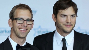Toată lumea îl ştie pe celebrul actor ASHTON KUTCHER, dar nimeni nu avea habar cum arată fratele lui geamăn!