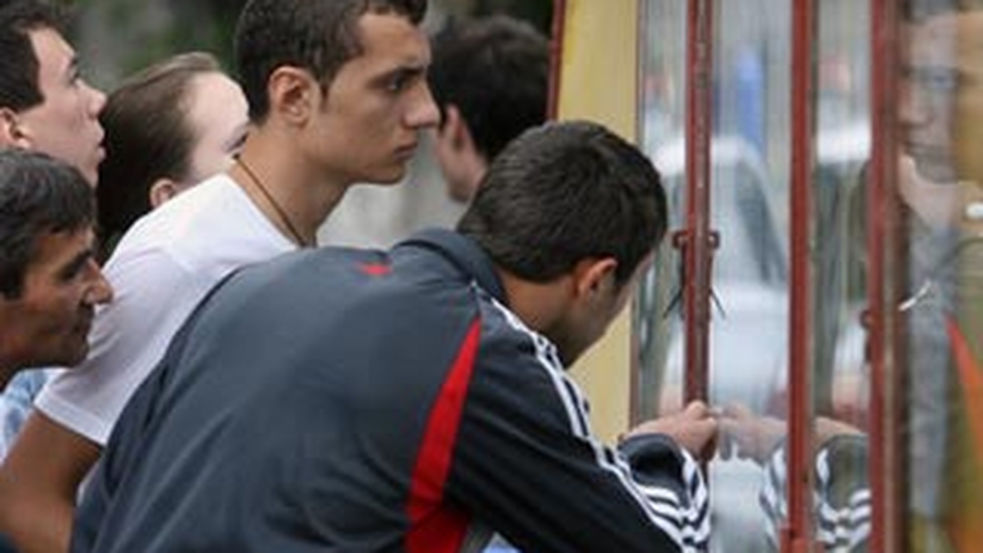 Nu se numara bobocii, ci se roaga absolventii! A inceput sesiunea de toamna a bacalaureatului!
