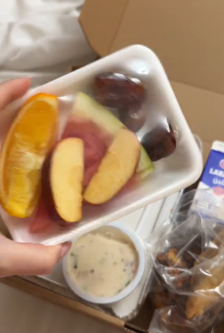Ce alimente au primit românii blocați de bombardamente în Dubai. Autoritățile din Emirate le-au livrat gratuit cutii pline la cazare