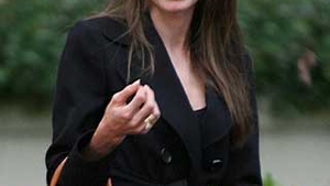 Angelina Jolie isi vopseste parul de la 4 ani!