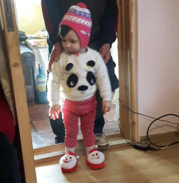 Își crește singură nepoata, a muncit peste hotare, a luptat cu sistemul, iar acum totul s-a năruit! A rămas pe drumuri, după ce casa i-a luat foc! Dar nu cedează