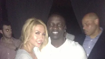 A insistat sa fie cat mai aproape de Akon. Rodica Miron a venit la masa sa faca o poza si nu s-a mai dat plecata