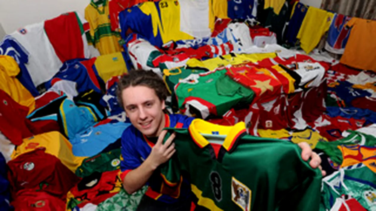 Are o colectie impresionanta de tricouri de fotbal! Il recunosti pe cel al echipei nationale a Romaniei?