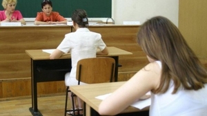 O elevă din Alba, eliminată de la Bacalaureat pentru că a intrat cu telefonul în sală, a câștigat în instanță. Ce decizie s-a luat