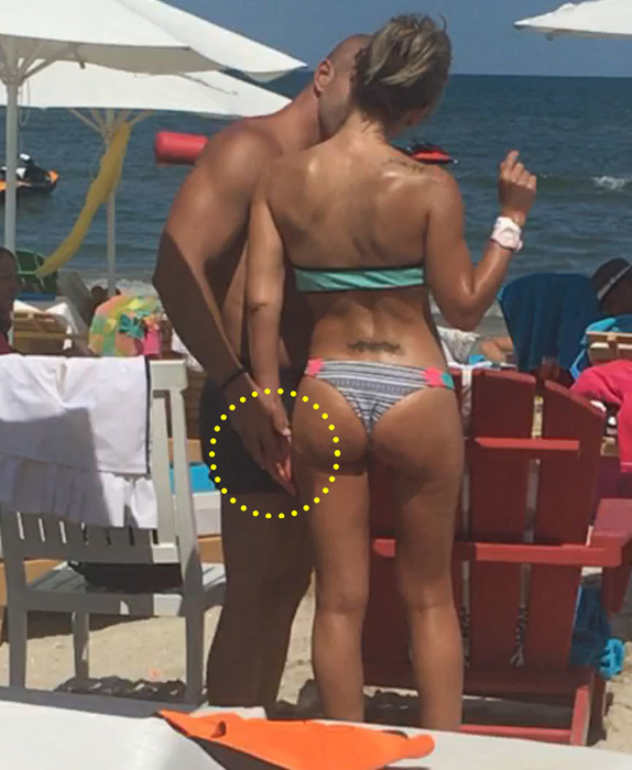 Cici este o femeie cu forme apetisante, iar bărbatul care a însoţit-o la mare o ţine tandru de mână