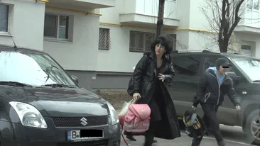 Lili Jurca la volan? Actrita s-a chinuit sa parcheze pe trei locuri goale, in fata blocului!