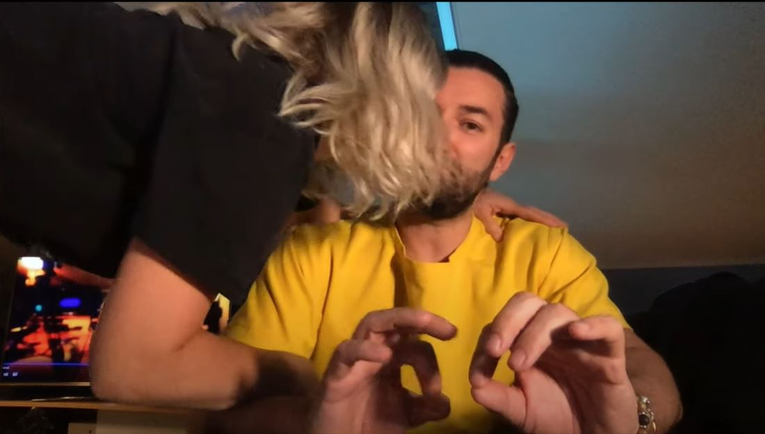 Gina Pistol, filmată în timp ce îl sărută pe Smiley: “Te iubesc”. Cum a reacționat prezentatorul de la Românii au Talent și dezvăluirile făcute despre viața lor în vreme de coronavirus | VIDEO