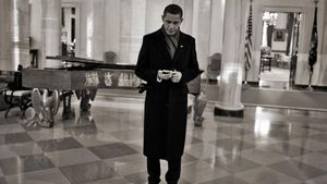 Obama NU VREA sa renunte la telefonul sau! Ce mobile folosesc cei mai puternici oameni ai planetei