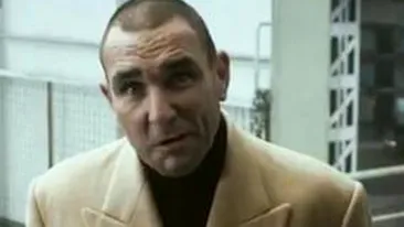 VIDEO Vrei sa poti acorda primul ajutor in caz de urgenta? Mafiotul Vinnie Jones iti da lectii pe propria victima!