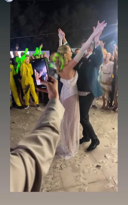 Emily Burghelea, ţinută bizară la nuntă. Cum a apărut blondina în toiul petrecerii
