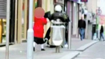 A caftit sase hoti cu poseta