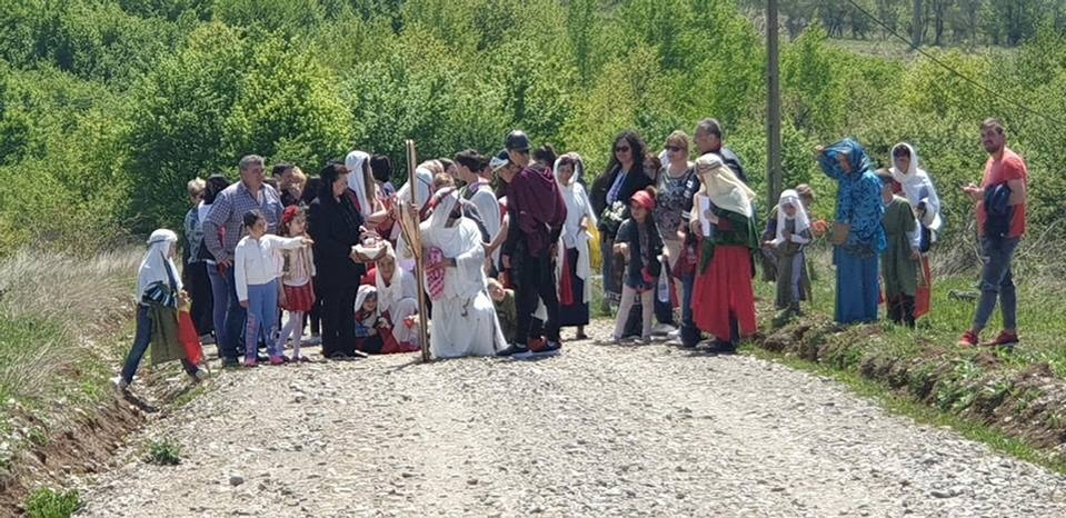 Tinerii au refăcut Drumul Crucii la Gura Ocniţei