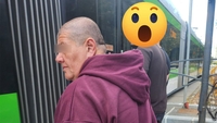 Gest revoltător făcut de această cerșetoare în tramvaiul 41 din București. A cerut 10 lei, dar un pensionar i-a dat „doar” 2 lei. Cum a reacționat femeia