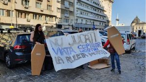 Protest cu sicrie din carton pentru copii în fața Ministerului Sănătății! Părinții sunt disperați: ”Nu jucați viața copiilor...”