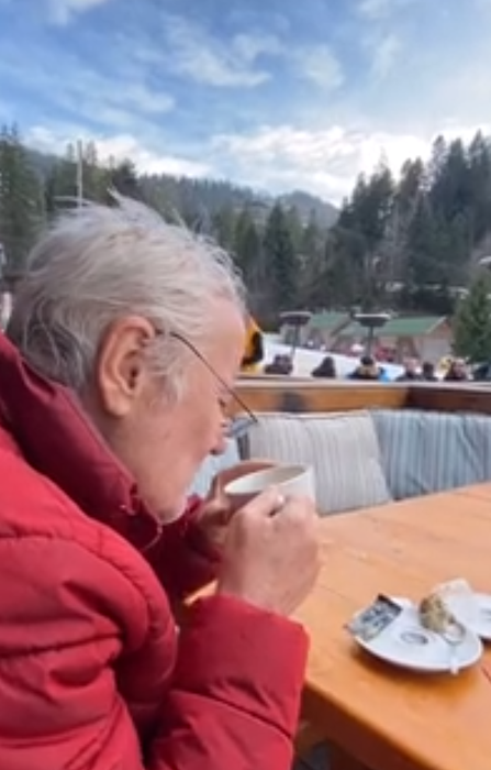 Irinel Columbeanu servește o cafea la Nuba, în Poiana Brașov