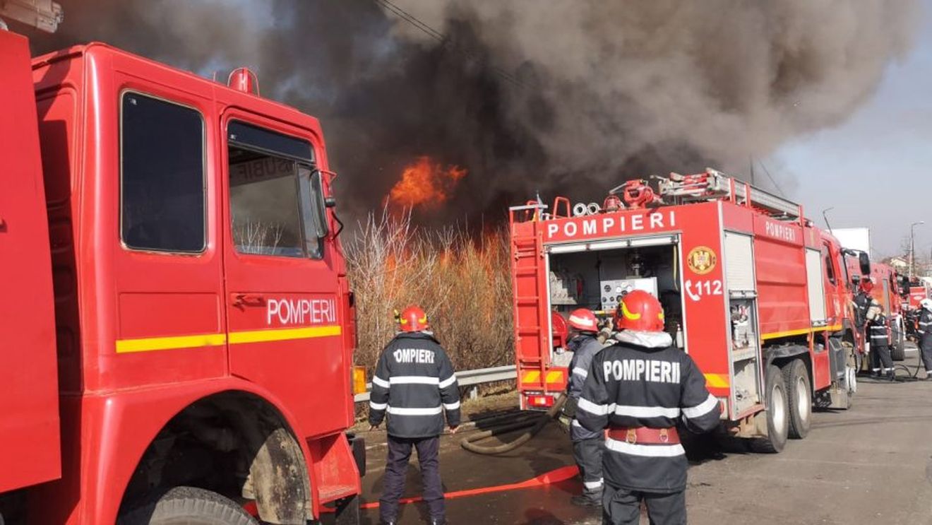 Incendiu puternic la un depozit de mașini din Voluntari! Autoritățile intervin de urgență! VIDEO