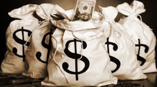 Un barbat s-a ales cu o amenda consistenta dupa ce a gasit 16.000 de dolari si i-a returnat!
