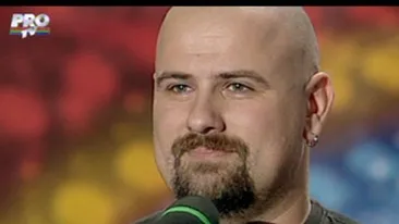 A dat gata juriul de la Romanii au talent! Toata lumea il credea rocker feroce, dar el era un mariachi sensibil!