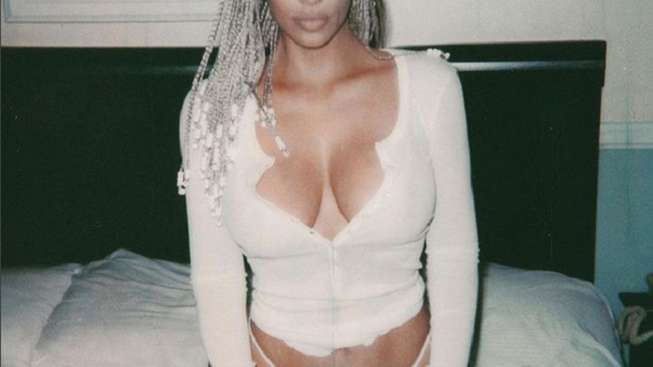 Kim Kardashian a pozat topless! Poziţiile în care stă i-a înnebunit pe bărbaţi. Detaliul inestetic de pe posteriorul bombat