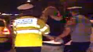Doctorita care a acrosat un politist cu masina si a fugit a fost retinuta. Femeia a sustinut ca era urmarita de mafie!