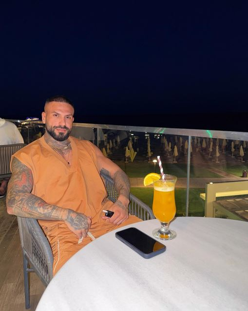 Dovada ca amorezul Narcis Bujor a încălcat flagrant contractul cu Antena 1! Are iubită oficială și se afișează cu ea peste tot