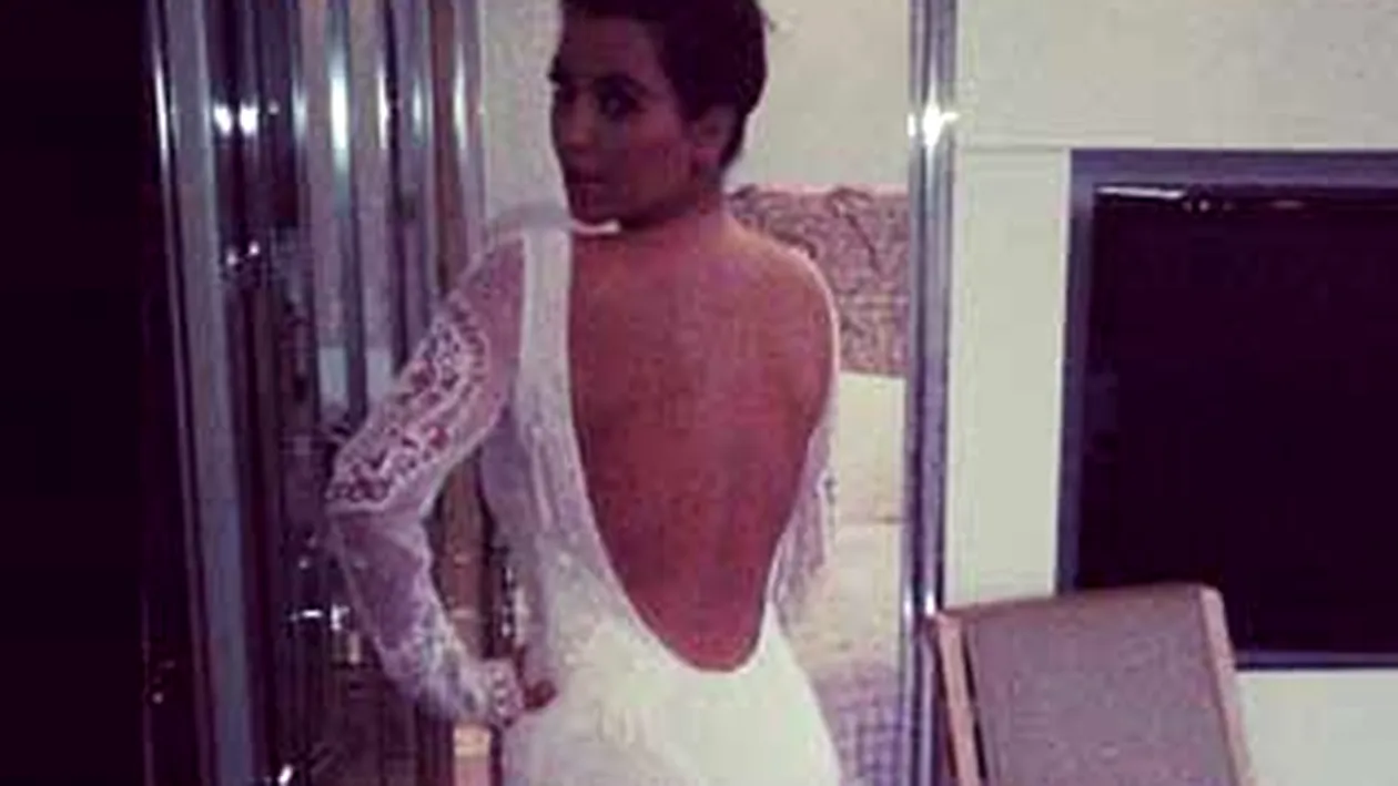 Imaginea care ii va innebuni pe barbati! S-a maritat Kim Kardashian? Uite cum ii arata fundul intr-o rochie de mireasa super stramta!
