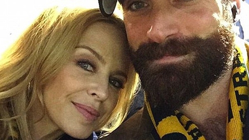 KYLIE MINOGUE l-a dat afară din casă pe logodnicul ei cu 19 ani mai tânăr. Cu cine a înşelat-o bărbatul