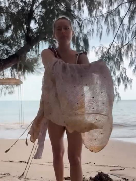 Cum arată Laura Cosoi în costum de baie, după 4 nașteri. Fanii au crezut că nu văd bine!