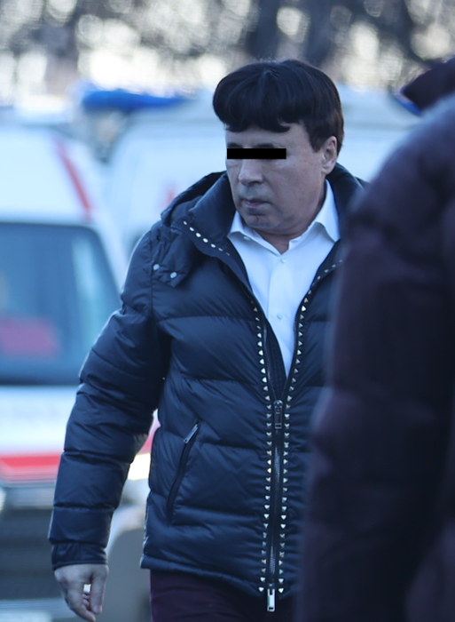 Nu, nu este Elvis! Este ultra-bogatul tătic chemat de junior la locul faptei, să constate exact ce s-a întamplat cu Urus-ul juniorului (Foto: CANCAN.RO)