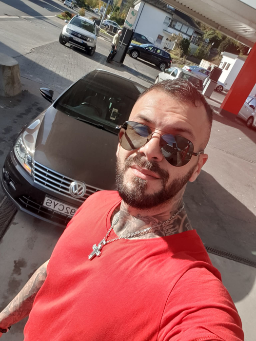 Cum arăta ispita Narcis Bujor în liceu, fără mușchi și fără tatuaje. Imaginile din Tecuci pe care „fiorosul” de la Insula Iubirii le-ar vrea șterse