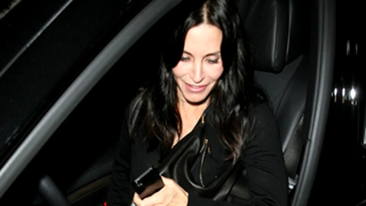 Courteney Cox si-a aratat chilotii la Los Angeles