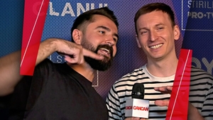 Denis Roabeș demonstrează că cine se tachinează, se duelează pentru trofeul de la “Vocea României”: “Cătușele au fost ale mele, le-am pregătit pentru Irina!”
