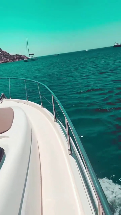 Alin Cocoș și Monica Orlanda au plecat într-o vacanță de vis, în Grecia, alături de prieteni (sursa foto Instagram)
