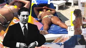 Văduva miliardarului ucis de tren, topless pe plaja din Mamaia