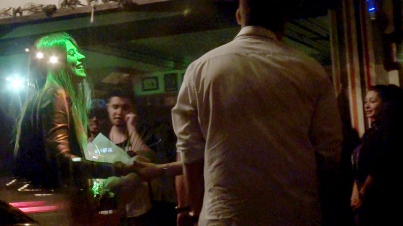 Velea a avut grija de Antonia si de invitatii ei toata noaptea! In zori a condus-o la taxi si s-a asigurat ca ajunge cu bine acasa