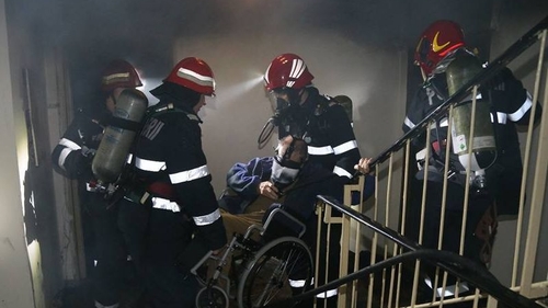 Incendiu puternic într-un bloc din Capitală! 50 de persoane au fost evacuate