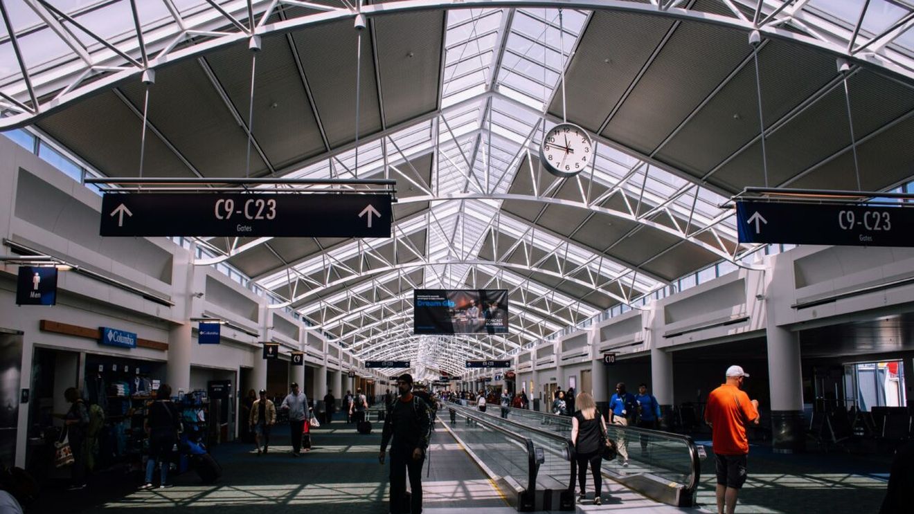 Cât a ajuns să coste un sendviș în Aeroportul Otopeni, la finalul verii 2025. E mai scump ca la un restaurant gourmet