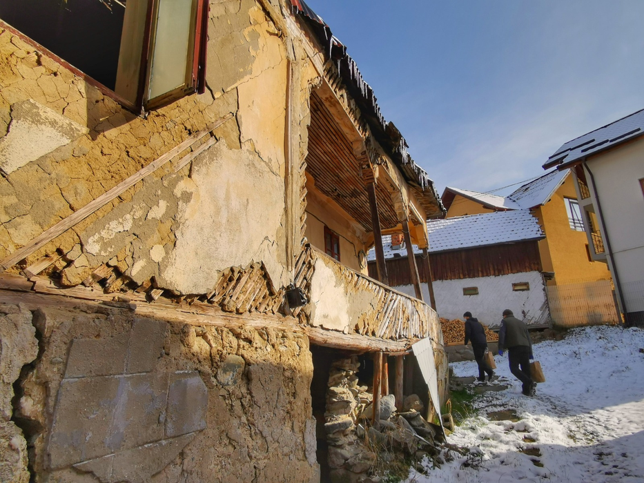Voluntarii au urcat pe cărările de munte, în satele izolate
