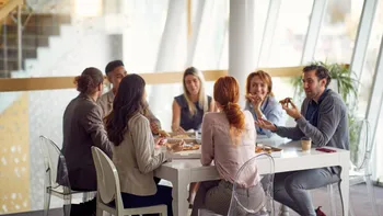 Prânz singur la birou sau cu colegii? Ce spune alegerea noastră despre felul în care ne odihnim