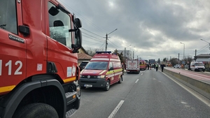 Dramă în Dâmbovița. S-a activat Planul Roșu de intervenție, după ce un microbuz școlar s-a ciocnit cu un tir
