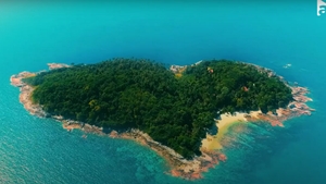 Părăsit de iubită după ce a fost violent, şi-a luat ispita şi au plecat direct la mare. Imagini cu noul cuplu de la Insula Iubirii
