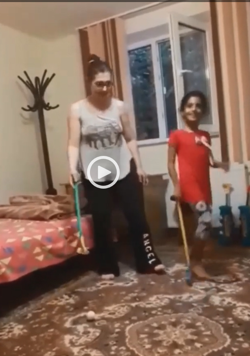 Noi imagini cu Sorina, fetița luată de mascați! Cum a fost filmată alături de mama ei adoptivă