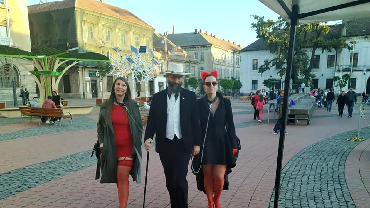 Imagini șocante în centrul Timișoarei! Un bărbat a ieșit la plimbare cu două femei ținute în lesă