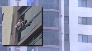 Un bărbat de 39 de ani, din Chiajna, amenință că se aruncă de la etajul 5. Negocieri cu serenade: din când în când, iese la balcon și cântă la chitară