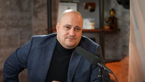 Șerban Huidu critică din nou „Insula Iubirii”! Atac dur la adresa concurenților și a trendului fațetelor dentare