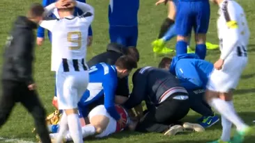 VIDEO / Scene șocante pe un teren de fotbal! A murit după ce a fost lovit cu mingea în piept!