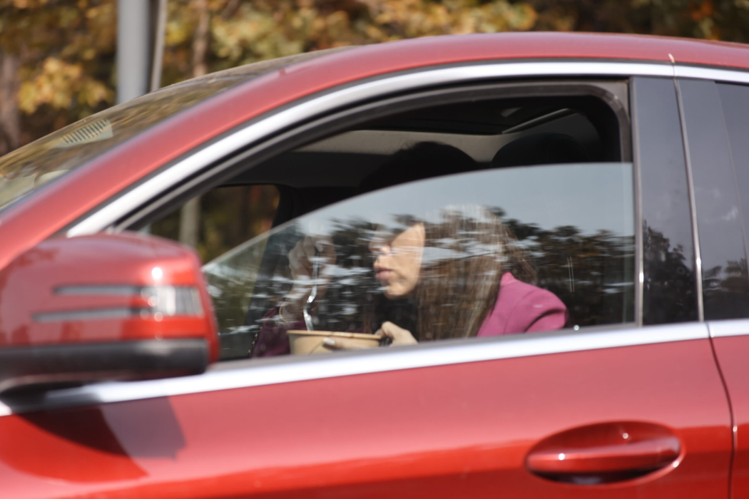 Denise Rifai înfulecă în mașină, profitând de blocajele din trafic (Foto: CANCAN.RO)