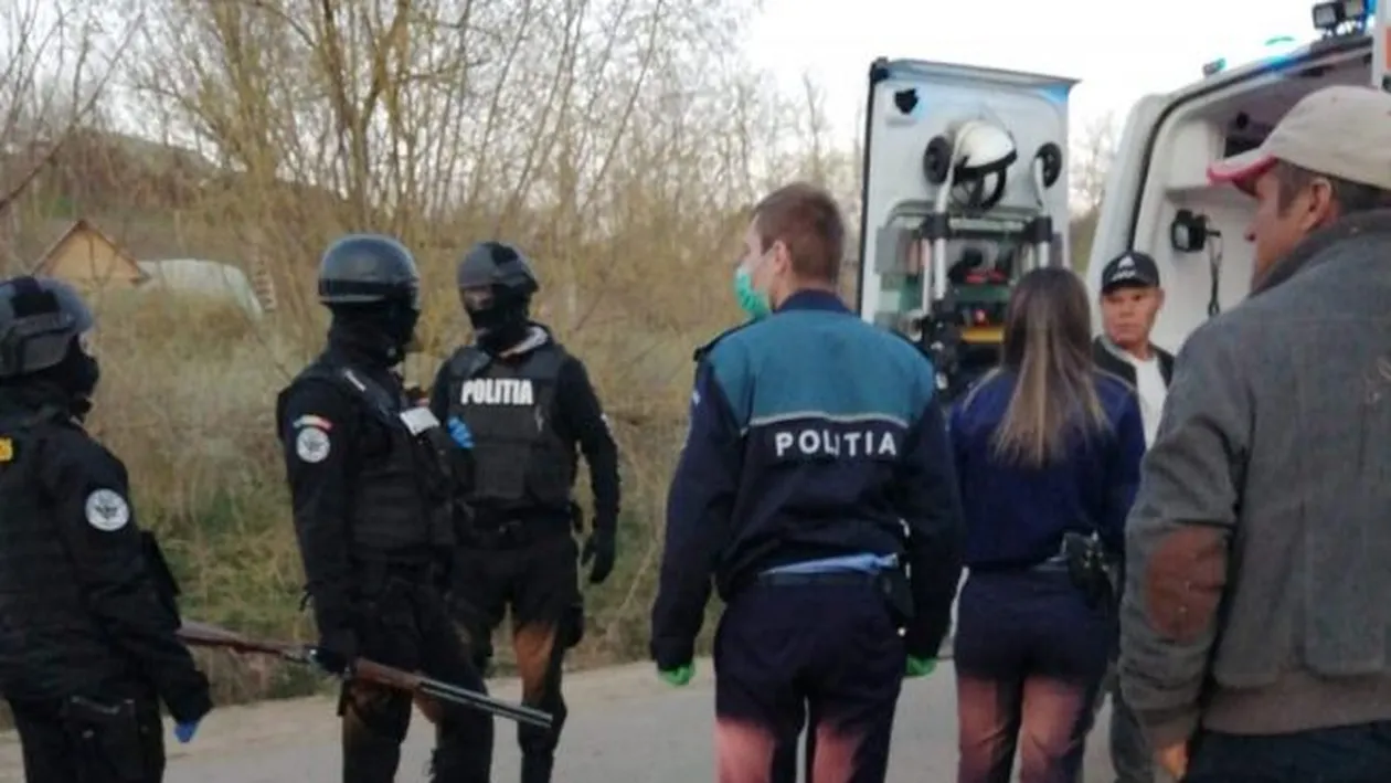 Incredibil! Doi tineri din Buzău au luat la bătaie polițiștii cu o sapă, pentru că le-au deranjat petrecerea de acasă