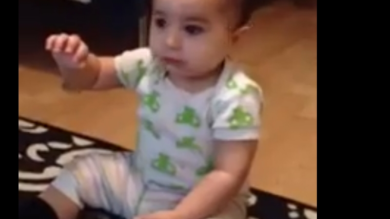 E pur şi simplu adorabil! Un bebeluş dansează pe Gangnam Style, deşi încă nu poate să meargă! Uite-l cum se mişcă!