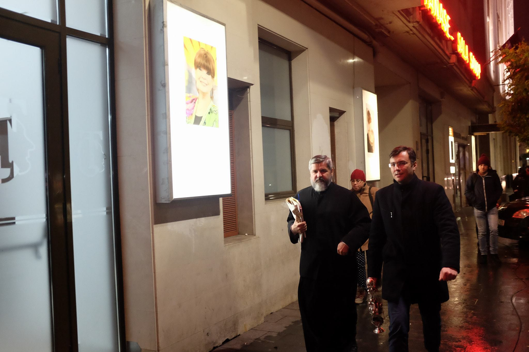 România îşi ia „adio” de la Cristina Stamate! Trupul neînsufleţit al actriţei, depus în foaierul Teatrului de Revistă!